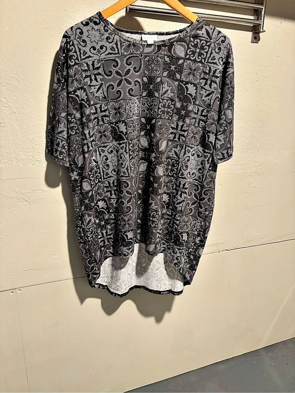 LuLaRoe Classic T Abstract Short Sleeve Top Black & Gray XS